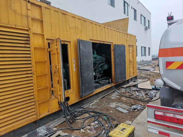 泰宁如何在发电机出租合同中约定设备的维修和保养责任？