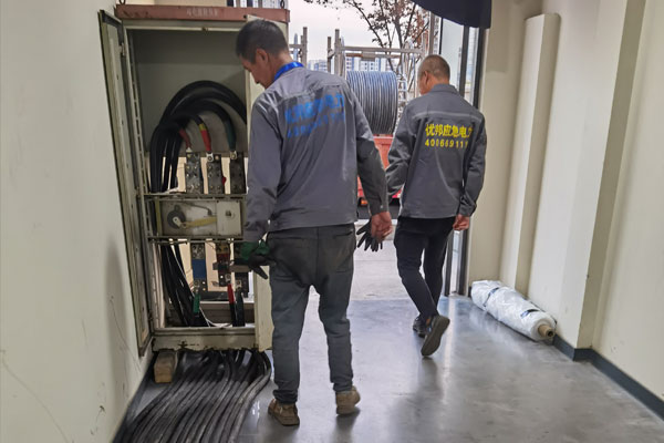 泰宁柴油发电机组的输出电压调节方式对设备性能有哪些影响？